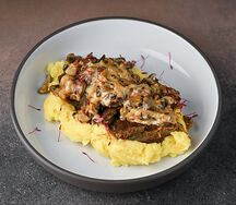 Томленые говяжьи щечки