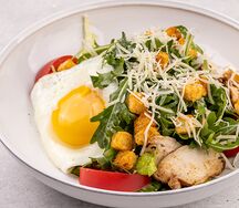 Салат Цезарь с курицей