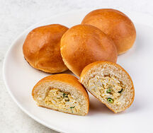Пирожок с луком и яйцом