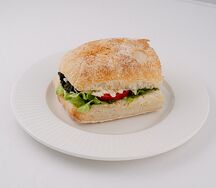 Сэндвич с моцареллой и томатами