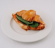 Круассан с лососем и крем-сыром