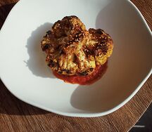 Цветная капуста с куркумой и овощной пассатой