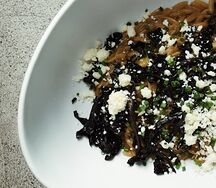 Орзо c черными лисичками и чеченской брынзой