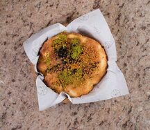 Лепешка с кунжутом и фисташками