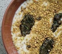 Каша из цельного овса, варенье из фейхоа, фисташки