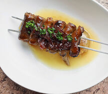 Говяжий язык, запеченный картофель, карамелизованный лук