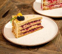 Карамельный торт со смородиной