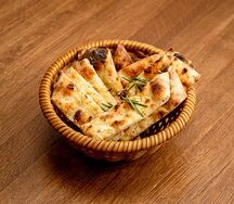 Фокачча с чесноком и пармезаном