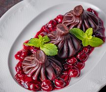 Шоколадные хинкали с вишней