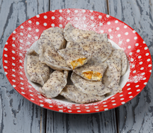Вареники маковые с творогом и курагой