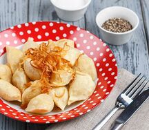 Жареные вареники с картофелем и сыром и жареным луком
