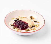 Овсяная каша с вареньем, кремом и орехами