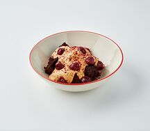 Мисо-брауни с маринованной вишней и кремом из вареной сгущенки