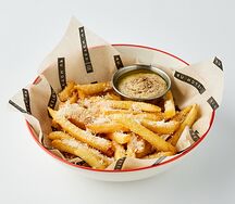 Фирменный картофель Ketch Up с трюфельным соусом и сыром пармезан