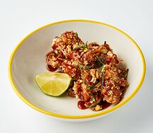 Цыпленок криспи с соусом bbq, фисташками и лаймом