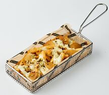 Фирменный картофель Ketch up с соусом блю чиз и пряной грушей