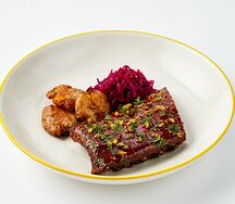 Свиные ребра с печеным картофелем, маринованной капустой и медово-горчичным глейзом