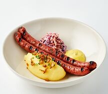 Колбаски гриль с картофельным пюре, Коул Слоу и луком фри