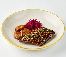 Свиные ребра BBQ с печеным картофелем и маринованной капустой
