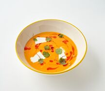 Тыквенный суп на кокосовом молоке с миндалем и соленым сыром