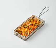 Фирменный картофель Ketch up с острым соусом и перцем халапеньо