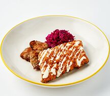 Свиные ребра с печеным картофелем, маринованной капустой и чипотле глейзом