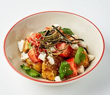 Салат с хрустящим баклажаном и сыром фета