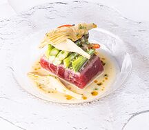 Стейк из тунца Bluefin со спаржей и артишоком