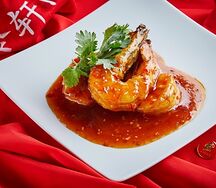 Жареные королевские креветки с чили и медом