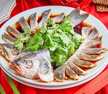 Сибас на пару по-сычуаньски