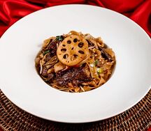 Плоская лапша с ягненком и лотосом