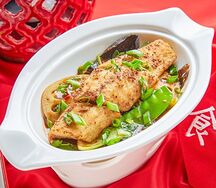 Хрустящий сибас с черными грибами, корнем лотоса, и салатом бок-чой