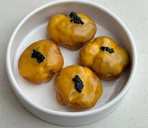 Профитроли с риетом из креветок в манговой глазури
