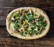 Пиццета с грибами, рукколой и трюфельным маслом