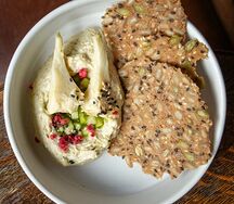 Хумус из артишоков со злаковыми чипсами