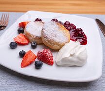 Сырники со сметаной и вишневым конфи