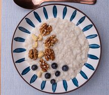Каша рисовая на молоке с ягодами и орехами