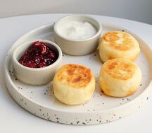 Сырники с вишневым вареньем и сметаной