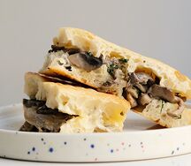 Сэндвич с грибами и трюфельным айоли