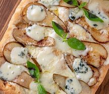 Римская пицца с грушей и горгонзолой