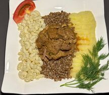 Гуляш с гарниром