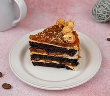 Целый карамельно-арахисовый торт