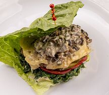 Swiss Бургер в листьях салата