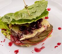 Фирменный бургер Aroma в листьях салата
