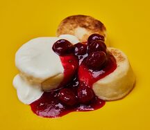Запеченные сырники с вишней и цитрусовой сметаной