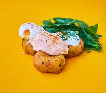 Драники с риетом из лосося и яйцом пашот