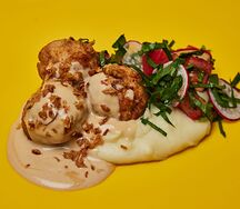 Митболы из индейки с картофельным пюре и сырным соусом
