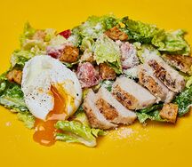 Большой цезарь с курицей гриль и яйцом пашот