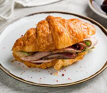 Круассан с пастрами из индейки