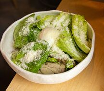 Зеленый салат с курицей, пашотом и пармезаном